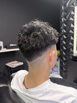 ゴースト(GHOST) フェード/V字ライン/刈り上げ/2ブロック