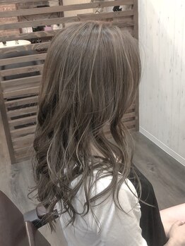 プロキシムヘアワークス(proxim hair works)の写真/<マンツーマンサロン>大人女性の為の上質なカラー剤を使用!髪に優しい施術で、透明感ある艶やかな髪色に♪