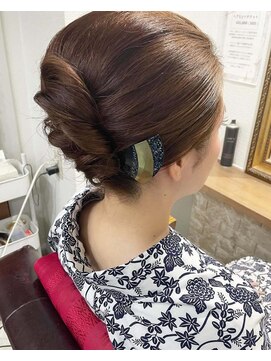 キュア(CURE) 夜会巻きアレンジ