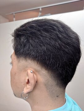 ヘアーカットデザインサロン スマッシュ 田町店(Hair cut design salon Smash) バック バーバースタイル 低め スキンフェード メンズ 黒髪