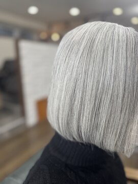 オロ(ORO) グレイヘア【ORO】ぱっつんボブ 斉藤