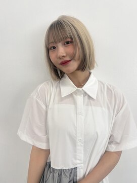 リア(Lia by KENJE) 切りっぱなしボブ×ミルクティーアウターカラー