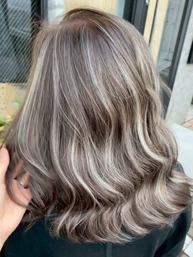 オニキス 原宿(ONYX) r61 ハイライト白髪白髪ぼかしレイヤーカットバレイヤージュ