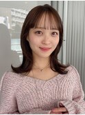 ミディアムレイヤーカット　外ハネ　くびれ　大人ガーリー