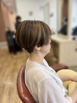 アトリエファゴ ハナミズキ店 【Chikano】刈り上げショート×ハイライト