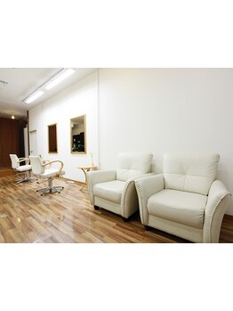 白と木目のシンプルな空間と聞き上手話し上手なスタッフさん♪悩みを相談しやすい雰囲気が好評◎