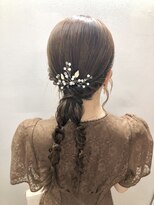 ドレスヘア　お呼ばれ　アレンジ　結婚式ローポニーテールツイン