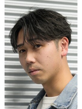 レボルトヘアー(R EVOLUT hair) フェザーパーマフェザーショートセンターパートブルーブラック柏