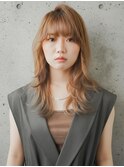 ベージュカラー×重ためバングで魅せる大人っぽさ