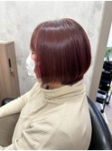 丸みショートボブ＋ビビットな推しのレッドカラー