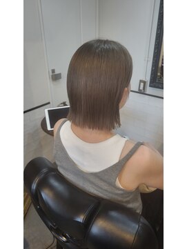 アモナ(amona) オリーブベージュ/切りっぱなしカット/ボブ 20代 30代 40代
