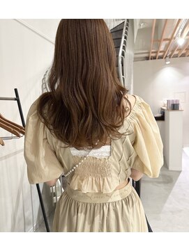 カミエ(kamie) ロング透明感グレージュヘアスタイル
