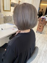 マシェリ バイ ハセ(ma cherie by HASE) イルミナカラーでアースカラーグレイヘアー×ショートボブ