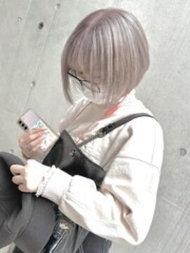 ディア(.eer) 秋冬プラチナグレージュ×前下がりミニボブ/ハイトーンショート