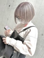 ディア(.eer) 秋冬プラチナグレージュ×前下がりミニボブ/ハイトーンショート