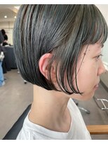 ユノ(juno)&nbsp;毛先のブリーチを活かしたおしゃれミニボブ☆アッシュグリーン