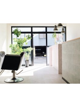 心地よい半個室空間で、あなたの髪をじっくりケア―。髪質改善に特化した完全マンツーマンサロン＊