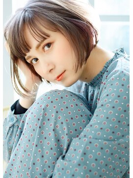 トルチェ(toRtue) 丸みショートボブ　ON ダークグレーインナーカシス