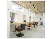 白を基調とした明るい透明感のある空間