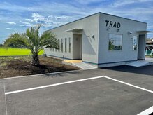 トラッド(TRAD)の雰囲気（駐車場6台完備。ヤシの木が目印です♪）