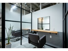ライア 吉祥寺(laia)の雰囲気（開放感のある全席半個室の店舗です＊【髪質改善 吉祥寺 美容室】）