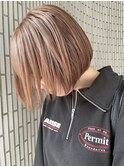 ハイトーンのまろやかベージュと切りっぱなしボブ。