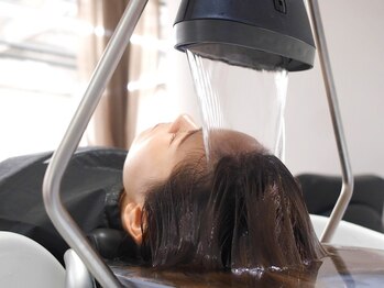 カリネバイフィエル(CALINER by Fier)の写真/頭浸浴で癒しを体感！頭皮環境を整え、髪本来の美しさを取り戻します☆疲れた頭皮をほぐすヘッドスパも◎