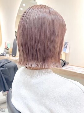 ヒビヲ(HIBIO) 横浜ペールピンクベージュカラータッセルボブ切りっぱなしボブ