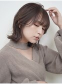 赤みのないグレージュカラーとカーテンバング