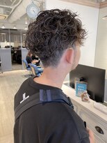 シェノン 赤羽店(CHAINON)&nbsp;メンズ刈上げ2ブロックセンターパート黒髪スパイラルパーマ赤羽