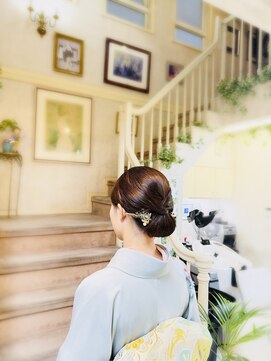 美容室 ティンカーベル シニヨンヘア