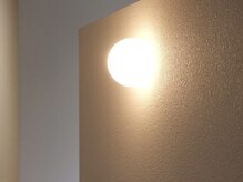 HINTSTATION|HAIR & COFFEE 押上店【10/11 NEW OPEN(予定)】の雰囲気(仕切られたシャンプーブースは新型のフルフラットシャンプー完備)