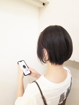 ネオリーブアイム 横浜西口店(Neolive aim) 20代~40代小顔ショートボブアッシュブラウン耳掛け