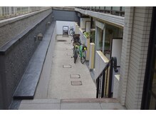 ブリス 所沢小手指店(bliss)の雰囲気（入ると半地下になっており階段とスロープがあります。）