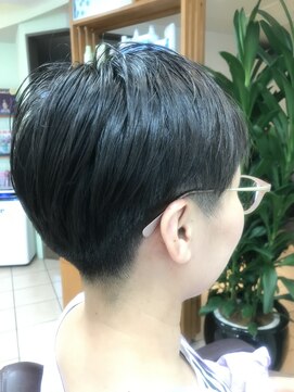 あさひ 耳周りのハネをカバーするメガネ女子の大人2ブロックの刈り上げ