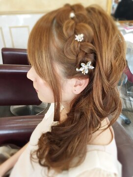 クレールヘアー(Clair Hair) (広島新幹線口)編み込みカチューシャサイド流しハーフアップ