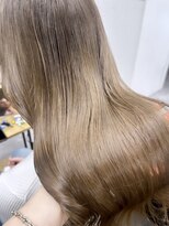 リア(riah)&nbsp;うる艶ハイブリーチカラー/ケアブリーチ使用/ミルクティ/ロング