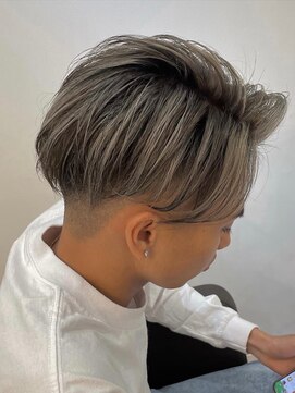 ジエクト アイロ 江坂駅前店(The Ect ilo) 軽め刈り上げセンターパート