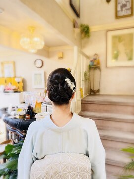 美容室 ティンカーベル シニヨンヘア