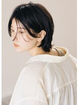 キネン バイ ツリー 宇都宮(kinen by tree)&nbsp;フェザーショートセンターパートかきあげバンググレーアッシュ