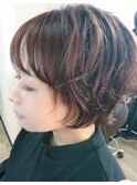ピンクベージュのカラーとポップなカールでふんわりやさしいボブ