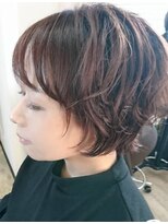 ひみつきち&nbsp;ピンクベージュのカラーとポップなカールでふんわりやさしいボブ