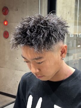 イーラ(era) 短髪ホワイトメッシュパーマジェットモヒカン