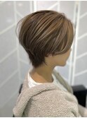 大人可愛い透明感ショート白髪ぼかしサンドベージュアースカラー