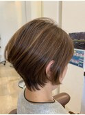 クセを活かした前下がりショートボブ