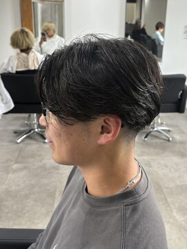 ヒュイル バイ ニアウ(Hwyl by Niau) メンズカットパーマセンターパートニュアンスパーマ刈り上げ