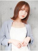 柔らかレイヤーで軽さ引き立つ外ハネミディアム