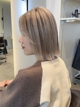 ケリーアン 太田(kelly.un) ローライト / ホワイトベージュ / 切りっぱなしボブ / 外ハネ
