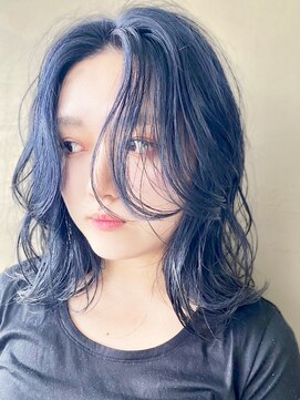 アース 相模大野店(EARTH) 冬の推し色◎ケアブリーチネイビーブルー×韓国風くびれミディ