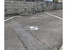 店の敷地内に1台、東側の月極｢5｣に1台、計２台が停められます★